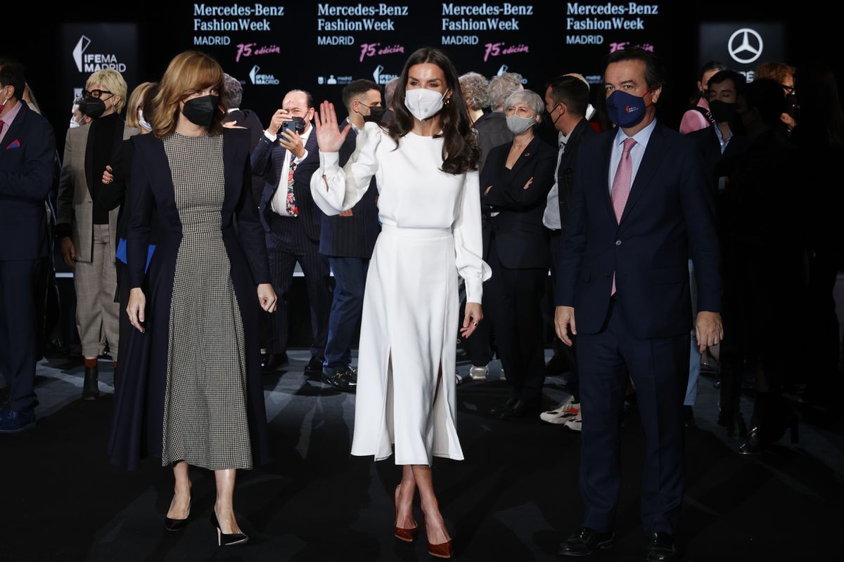 La reina Letizia revoluciona la pasarela madrileña en su primera visita en 12 años