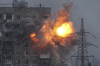 Explosión de un edificio de viviendas en Mariupol el 11 de marzo de 2022 después de recibir un impacto de artillería de un tanque ruso.