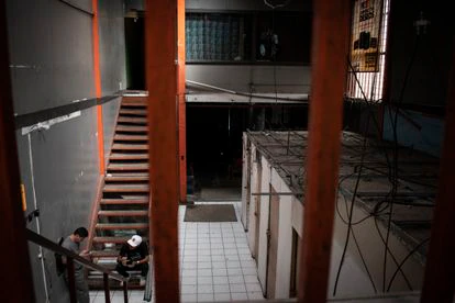 Antonio Silva, exiliado nicaragüense, junto a su hijo Edison en la cuartería en la que vive en San José, Costa Rica, este febrero.