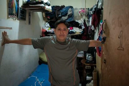 Antonio Silva, exiliado nicaragüense, en su habitación de una cuartería en San José, Costa Rica, este febrero.