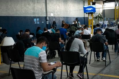 Exiliados nicaragüenses rellenan sus solicitudes de refugio en San José, Costa Rica, este febrero.