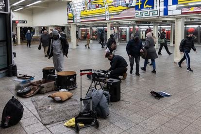 Alrededor de un millón de sintecho pasa la noche en las estaciones y los vagones del metro de Nueva York.