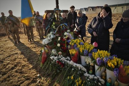 La madre del reservista Kilik Sergii, muerto en Bucha, durante el entierro en Starichi.