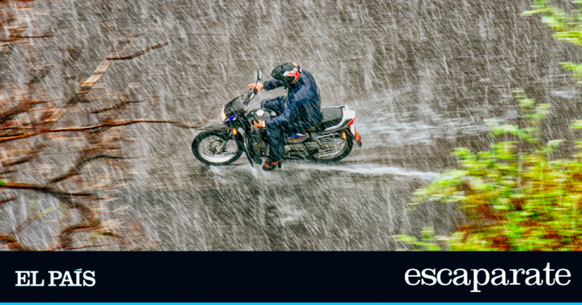 El traje impermeable más vendido en Amazon para protegerse de la lluvia en la moto o la bicicleta