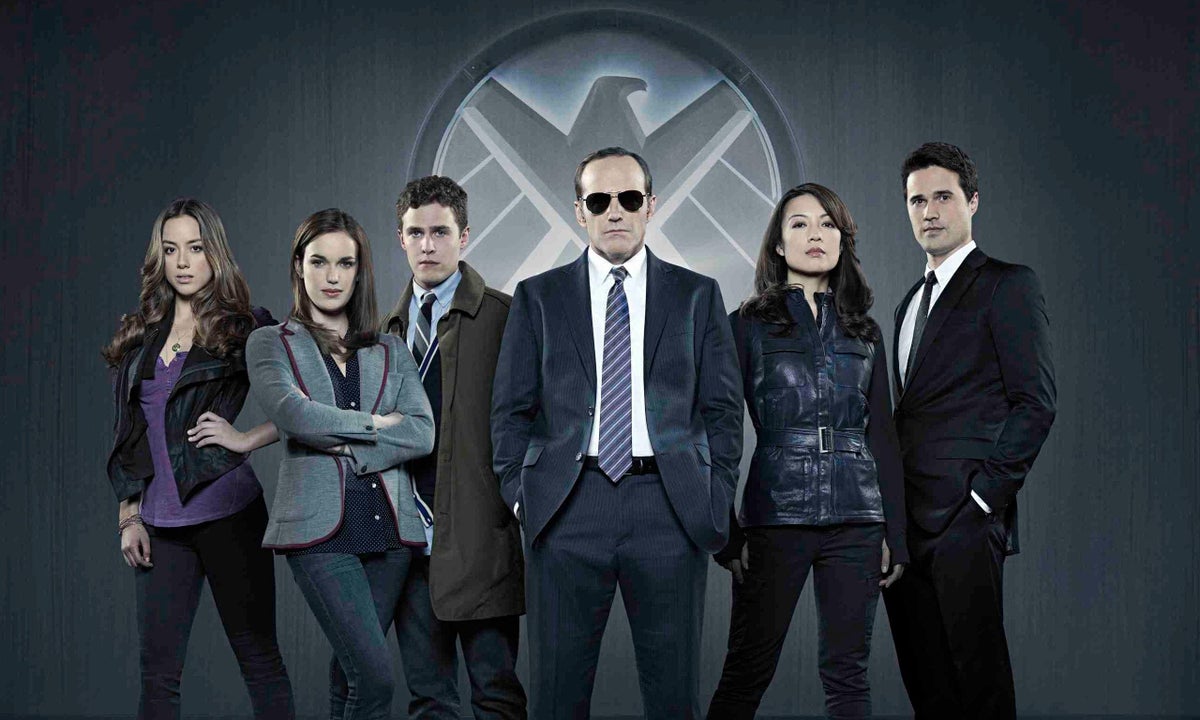 El actor de Phil Coulson, Clark Gregg, celebra el debut de Agents of SHIELD en Disney+