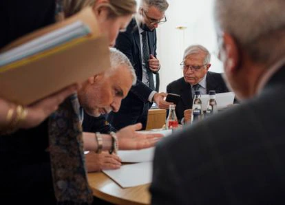 Almuerzo sobre la marcha mientras despacha con su gabinete.