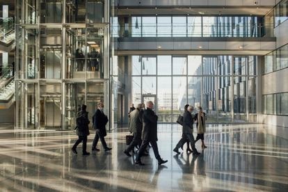 Cuartel general de la OTAN, Bruselas: Borrell y su equipo cruzan el impresionante patio acristalado de la Alianza para una reunión.
