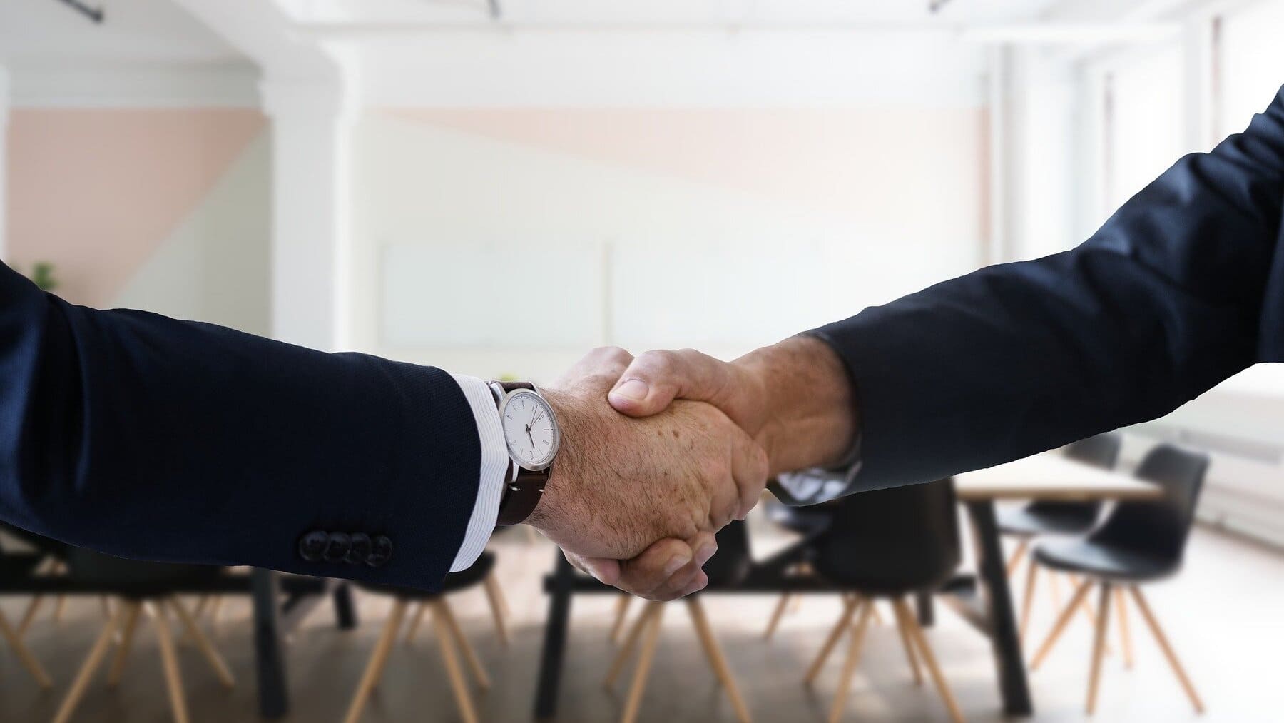 Por qué nos damos así el apretón de manos