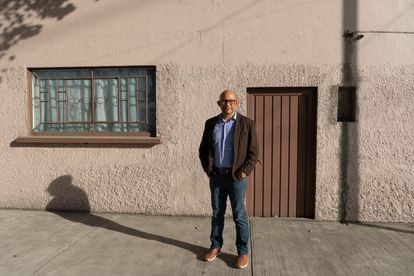 Antonio Mateos, que denuncia abusos de un cura en la parroquia del Santo Cristo de la Agonía, en la Ciudad de México, ante la fachada.
