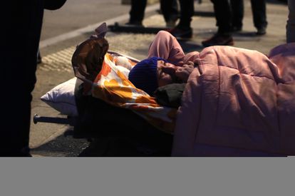 Uno de lso pacientes del Centro Neurológico de Severodonetks, en el Donbás, a su llegada a la Estación Central de Lviv, en Ucrania.