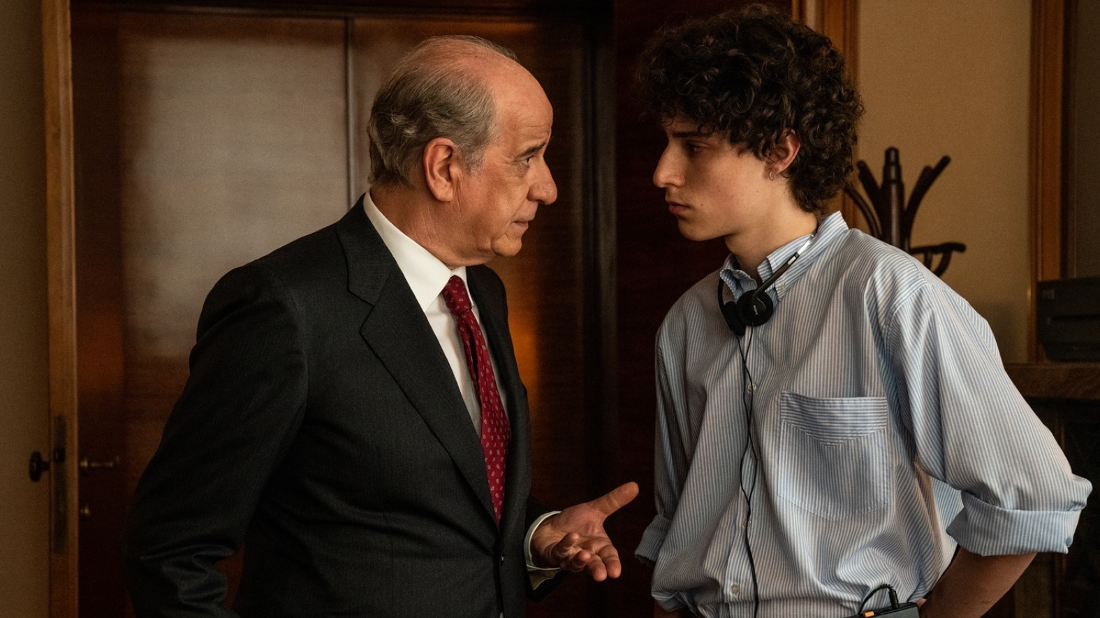 CULTURA PAG 37 FOT 1 Toni Servillo and Filippo Scotti in È stata la mano di Dio (2021)