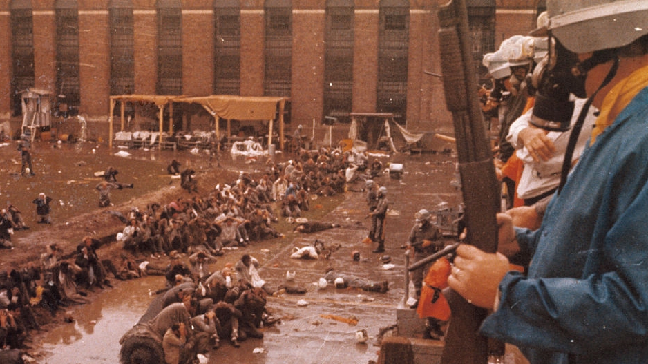 La policía del estado vigila a los prisioneros tras la revuelta en la prisión de Attica en septiembre de 1971.