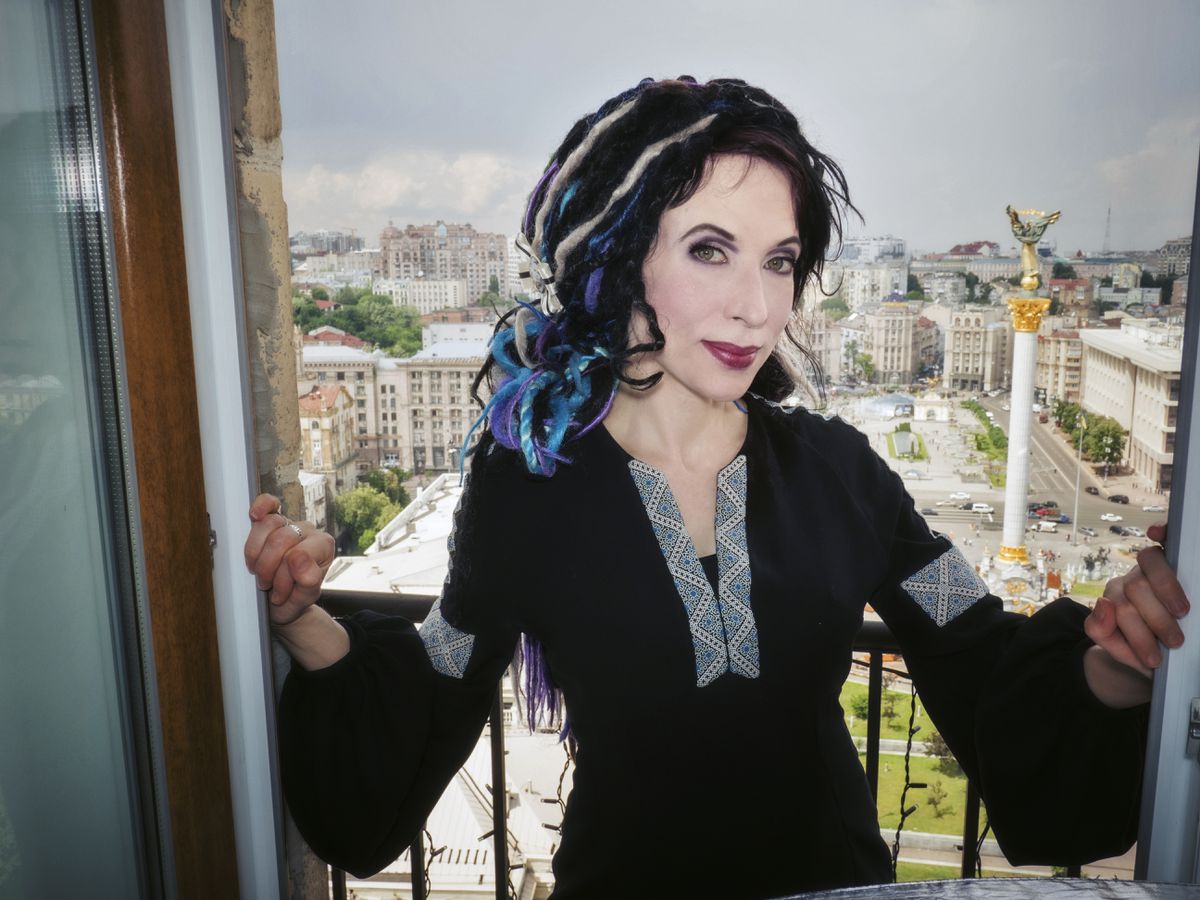 La escritora Sofi Oksanen indaga en el oscuro negocio de los vientres de alquiler en Ucrania