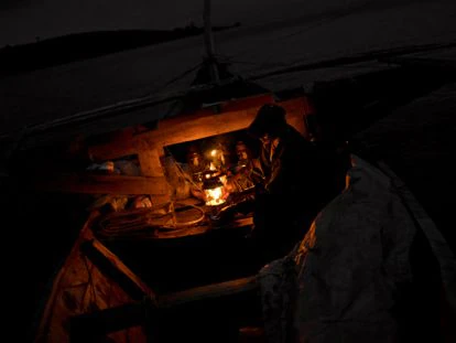 Ismael Chubaka enciende lámparas a bordo de un gran pesquero 'Yorogo', una embarcación de tres cascos.
Las lámparas atraen a los peces pequeños hacia las grandes redes arrastradas por los barcos.
