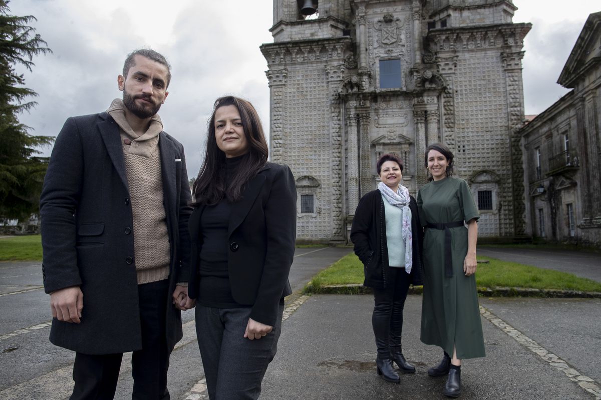 Vecinas de un pueblo de A Coruña se alían con una refugiada afgana para combatir la despoblación