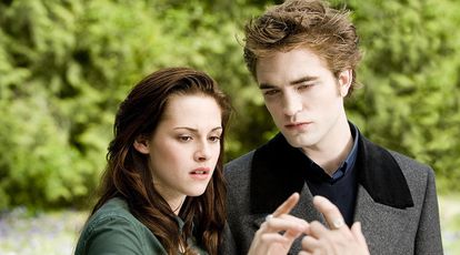 Kristen Stewart y Robert Pattinson en la saga 'Crepúsculo'.