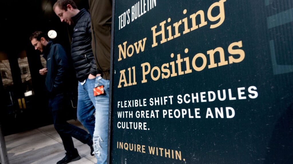 El número de solicitudes de seguro por desempleo cae a su nivel más bajo en 52 años