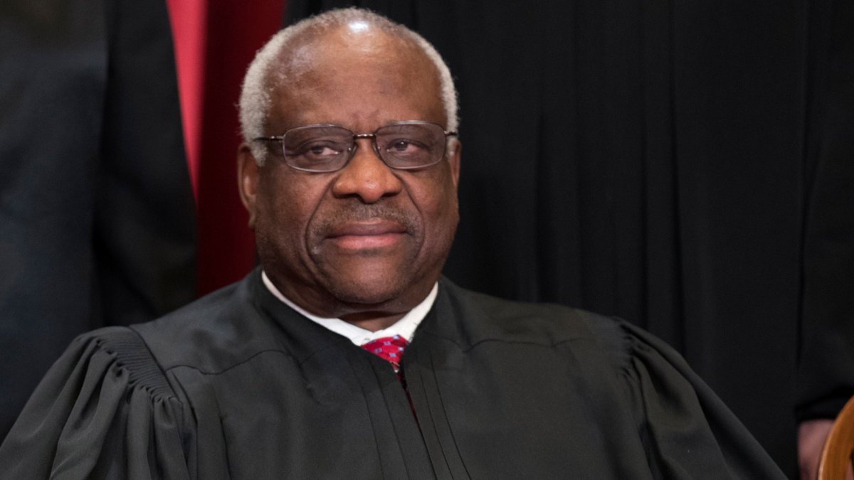 sale del hospital el juez de la Corte Suprema Clarence Thomas