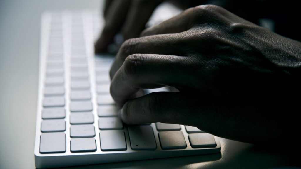 Qué es una “sextorsión” y cómo actuar si te conviertes en víctima