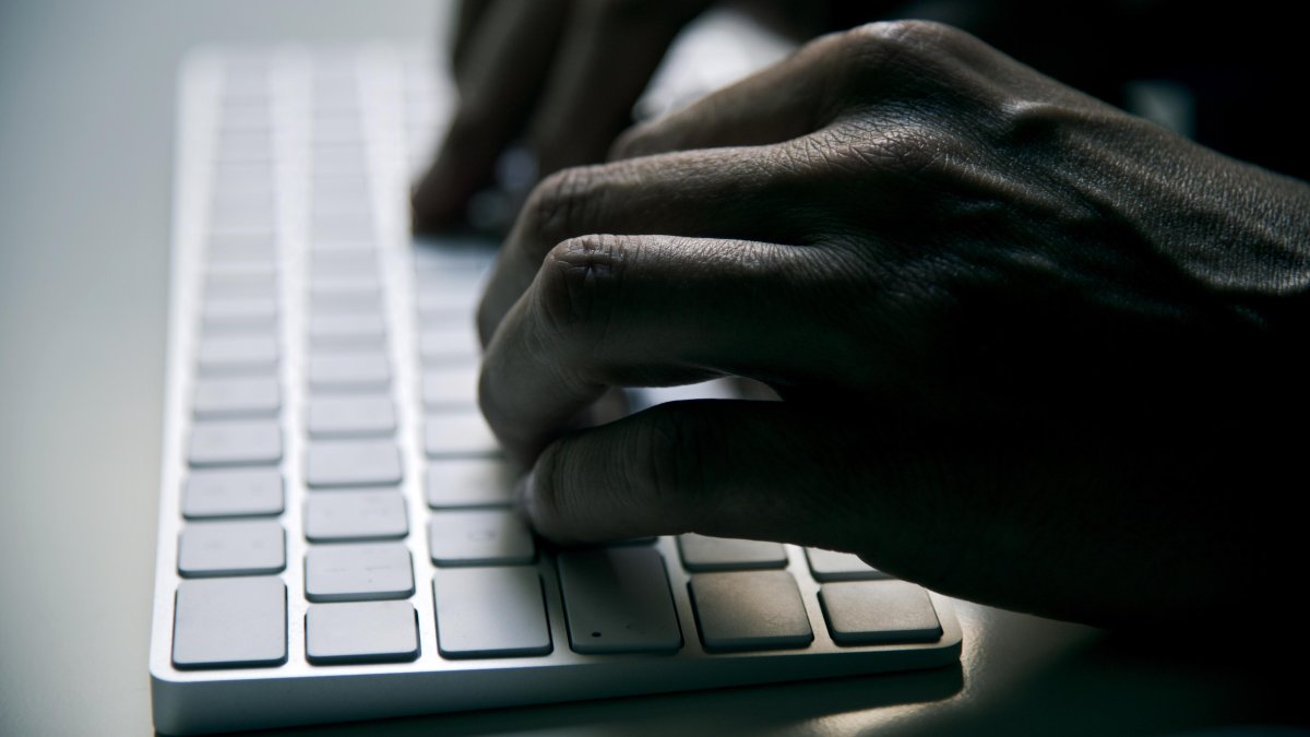 Qué es una “sextorsión” y cómo actuar si te conviertes en víctima