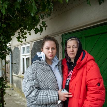Ilona Moskaliuk, de 45 años, y a su hija Bianca Chorba, de 17 en Tudora, en la frontera sur de Moldavia con Ucrania.