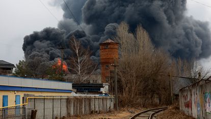 El humo provocado por una de las explosiones de este sábado en Lviv.