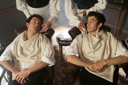 Jonathan Bailey y Luke Thompson, en 'Los Bridgerton'.