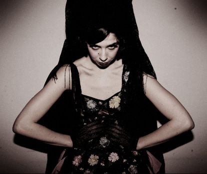 Julia de Castro, cantante de De la Puríssima. Esta imagen, de 2010, fue tomada por Cristina del Barco, cronista visual de Madrid, y la dirigió artísticamente Jonathan Sánchez, inspirándose en una antigua fotografía de La Cachavera.