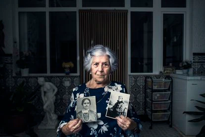 Paca Barba posa en su casa del Viso del Marqués (Ciudad Real) con los retratos de sus padres, Juan José Barba y Antonia Alcolea. Él fue asesinado en 1940 y está en la fosa de Manzanares. Ella murió dos meses después de tuberculosis y está enterrada a 20 metros de la fosa.