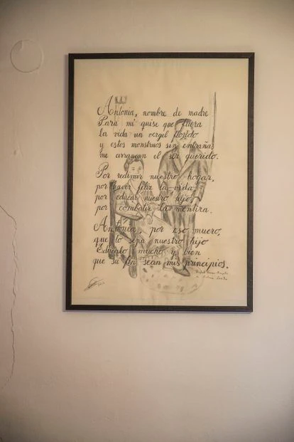 La poesía que Rafael Gómez-Pimpollo Serrano escribió desde la cárcel poco antes de ser fusilado, en 1940, y que su hijo enmarcó y colgó en su dormitorio.