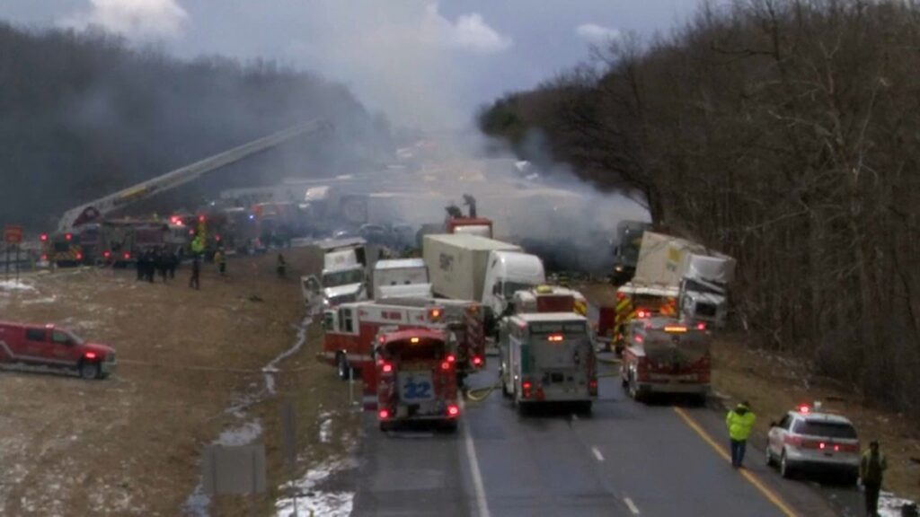 Accidente multivehicular, autos y camiones, tras advertencia de turbonadas de nieve en Minersville