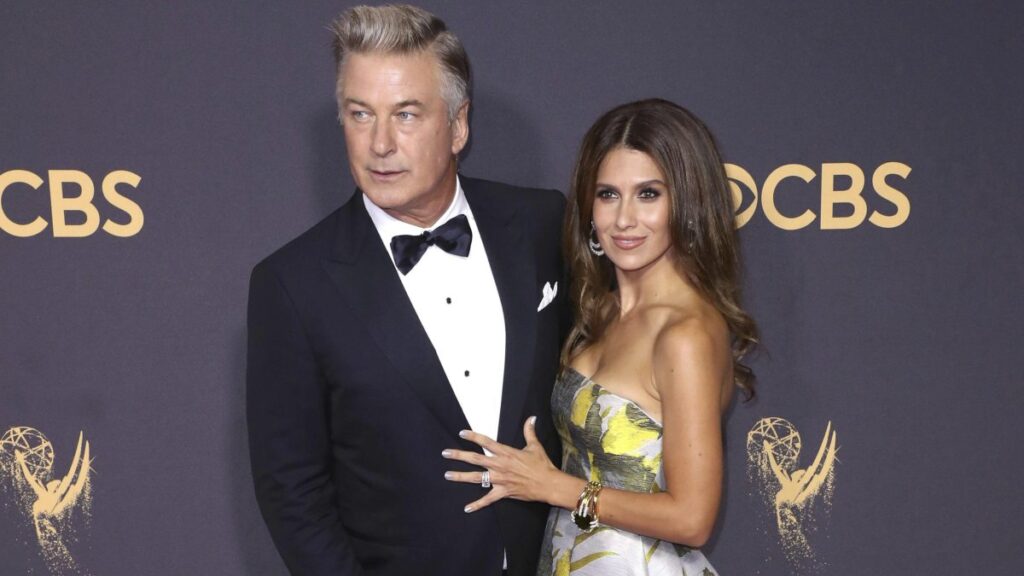 Alec Baldwin espera a su octavo hijo en medio del drama por la muerte de su directora de fotografía