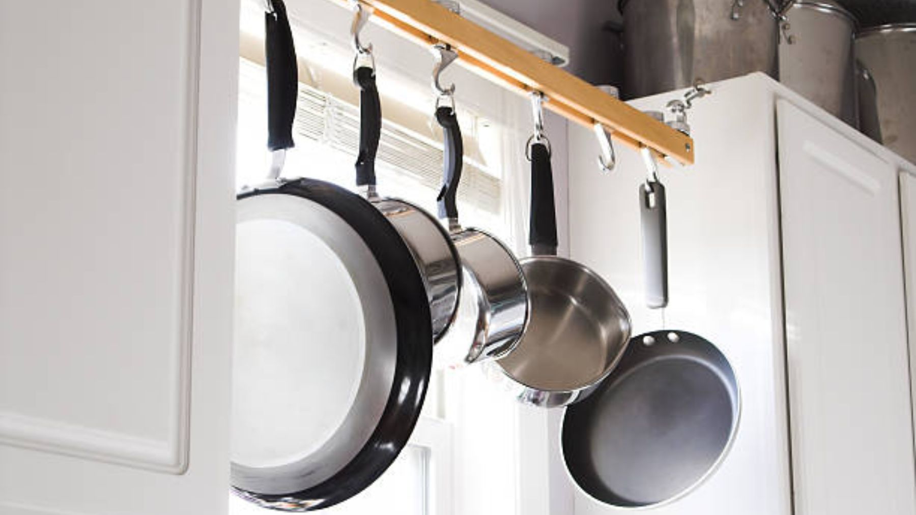 para esto sirve el agujero de las cacerolas y sartenes