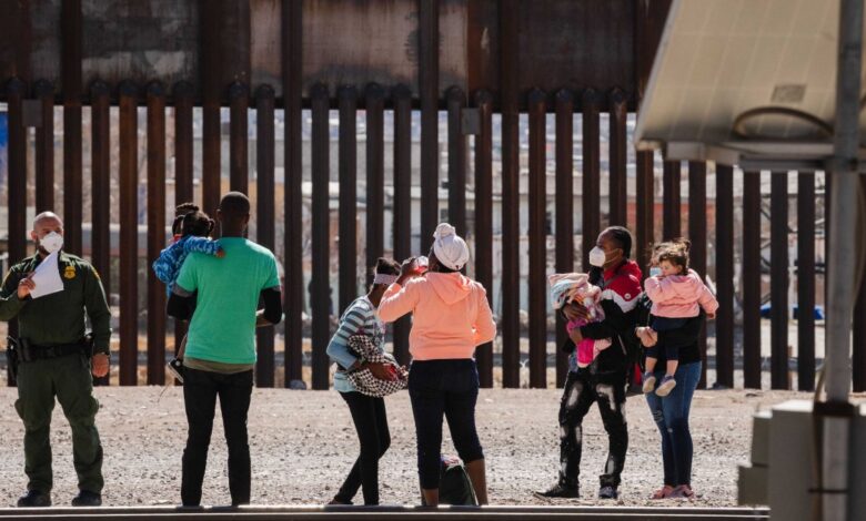 NBC: gobierno de Biden dejaría de expulsar bajo Título 42 a migrantes en la frontera en semanas