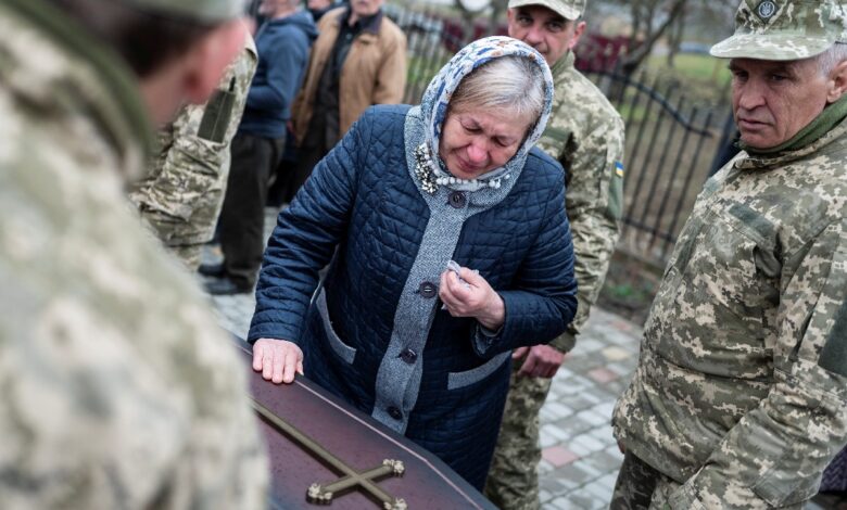 A un mes del estallido de la guerra, en Lviv le lloran a sus muertos | Fotos