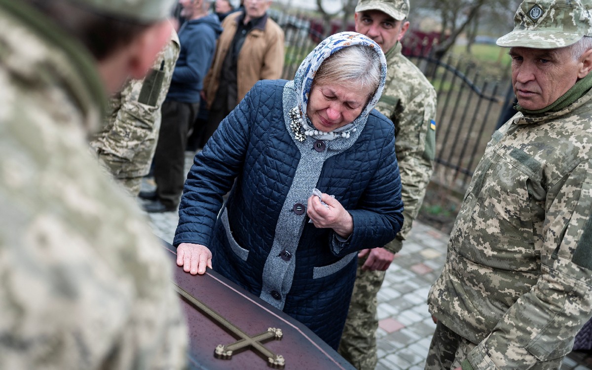 A un mes del estallido de la guerra, en Lviv le lloran a sus muertos | Fotos