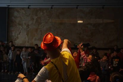 Un payaso entretiene a los cientos de niños que viven en el Rafaelo Resort a la búsqueda de un nuevo futuro después de huir de Afganistán.