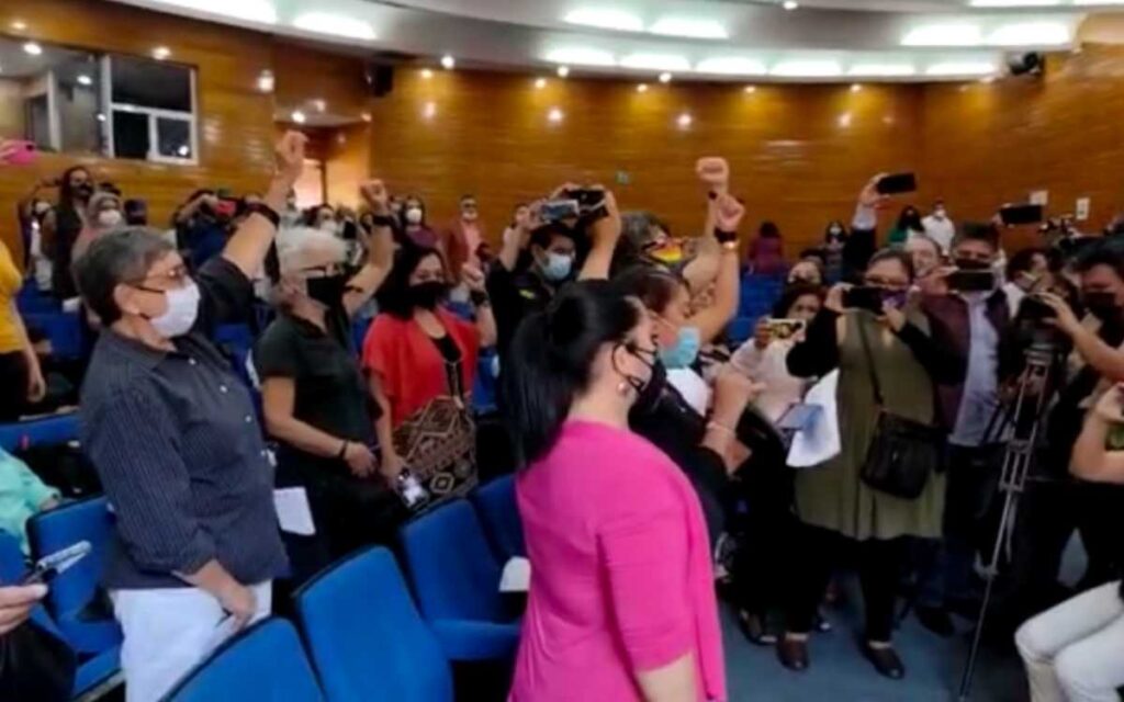 Activistas y periodistas protestan en Diálogos en Morelos