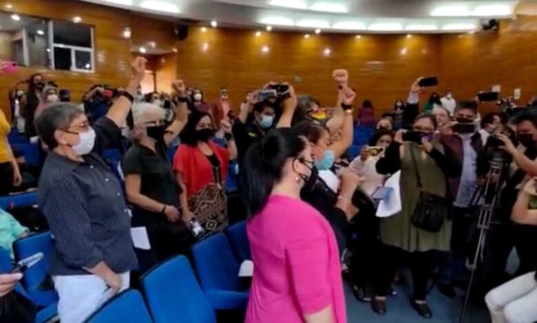 Activistas y periodistas protestan en Diálogos en Morelos