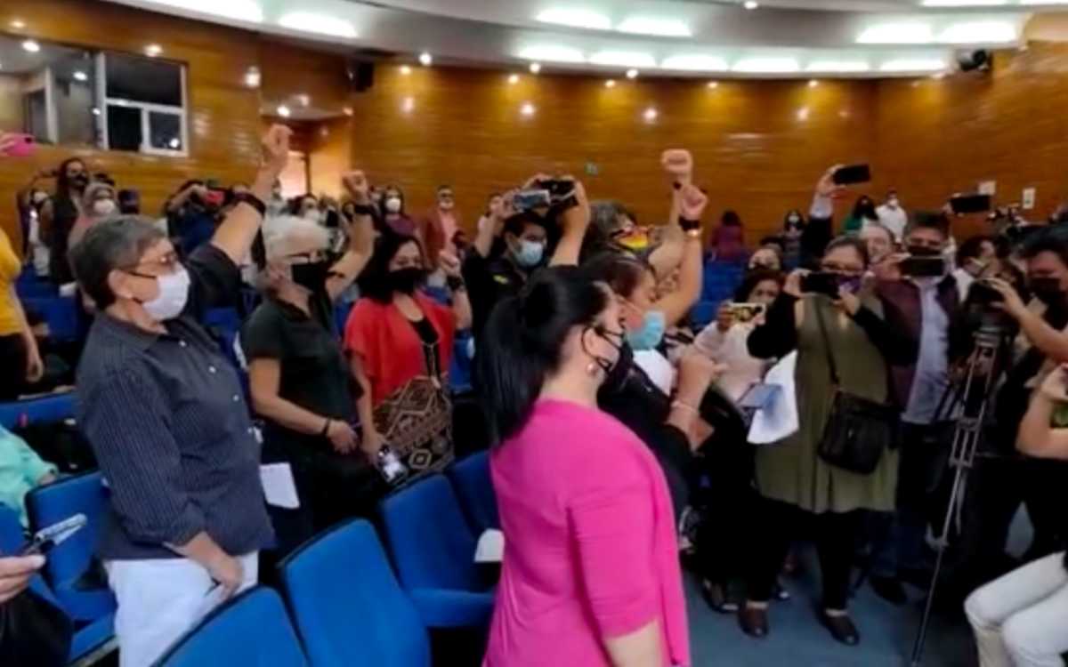 Activistas y periodistas protestan en Diálogos en Morelos