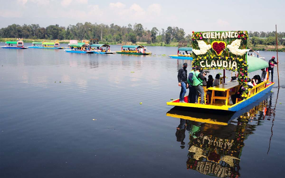 Acusan que anuncio de Cinépolis sobre Xochimilco es discriminatorio y daña la imagen de las trajineras