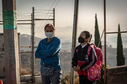 Una alumna espera para ingresar a clases.