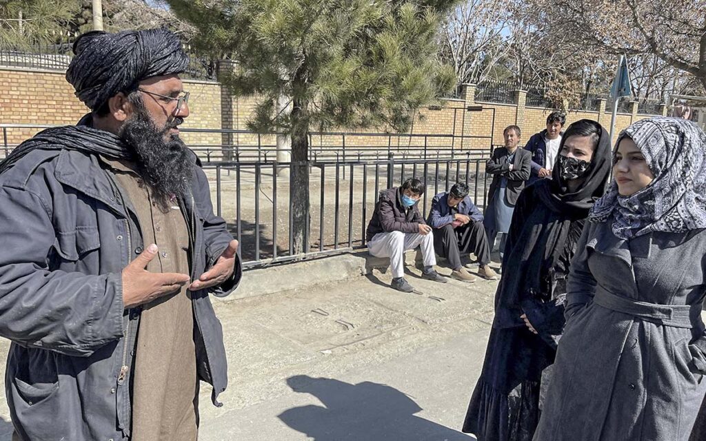 Afganistán: Los talibán prohíben que hombres y mujeres visiten juntos lugares de ocio