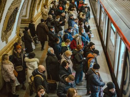 Pasajeros en la estación de metro Kievskaya, en Moscú, el viernes 4 de marzo. 
