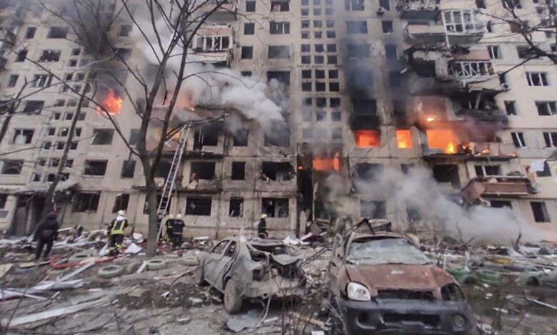 Al menos un muerto y diez heridos por el impacto de un proyectil contra un edificio de viviendas en Kiev