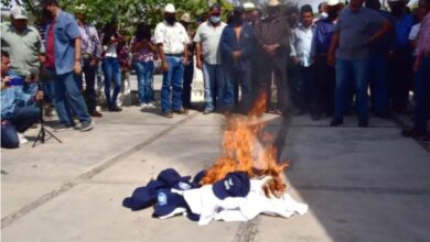 Alcaldes queman playeras del PAN y se van a Morena