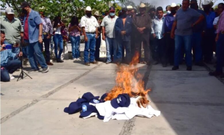 Alcaldes queman playeras del PAN y se van a Morena