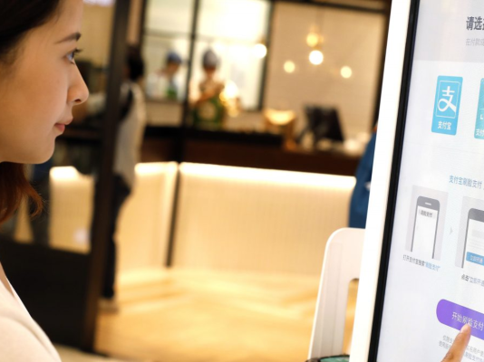Alibaba estrena pagos de reconocimiento facial ‘smile to pay’ en KFC en China