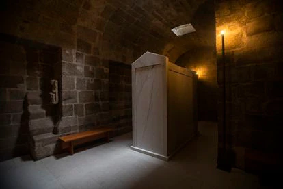 Nuevo espacio para el enterramiento de arzobispos en la catedral de Santiago.