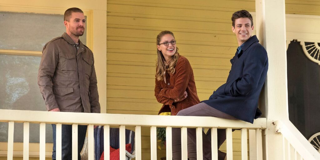 Arrow, Flash y Supergirl Stars cuelgan en Arrowverse Crossover Throwback Image